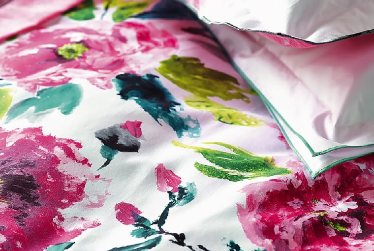 designers guild Pościel z najnowszej kolekcji Shanghai Garden Peony, brytyjskiej marki Designers Guild. Uszyta z bawełnianej satyny w róże i peonie. Pięknie wykończona. Eksplozja barw i kwiatów. Wym. 135 x 200 cm; 50 x 75 cm, designersguild.com, od ok. 590 zł