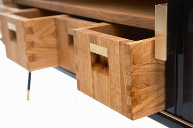 Cabinet (2013) zaprojektowany przez Magdę dla firmy Sony. Niska komoda o lekkich proporcjach powstała z myślą o telewizorze Sony Bravia seria W9. Wykonany z litego drewna dębowego. Elementy wykończeniowe z mosiądzu. Cabinet (2013) zaprojektowany przez Magdę dla firmy Sony. Niska komoda o lekkich proporcjach powstała z myślą o telewizorze Sony Bravia seria W9. Wykonany z litego drewna dębowego. Elementy wykończeniowe z mosiądzu.