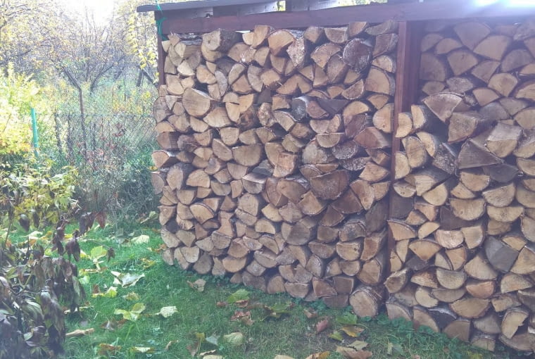 Drewutnia przygotowana do zimy. Tej wielkości polana nie wymagają już dodatkowego rąbania, można je wkładać bezpośrednio do kominka drewno do kominka, drewutnia