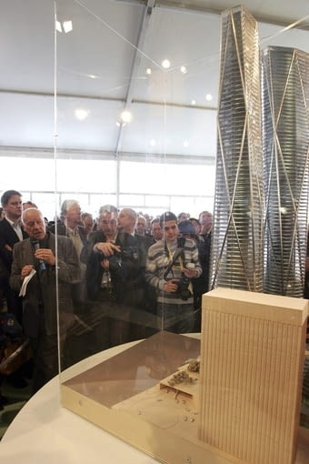 Model wieżowców Hermitage Plaza wystawiony na targach MIPIM w Cannes wieżowce, paryż, norman foster, wieżowiec, francja, la defense, Hermitage Plaza
