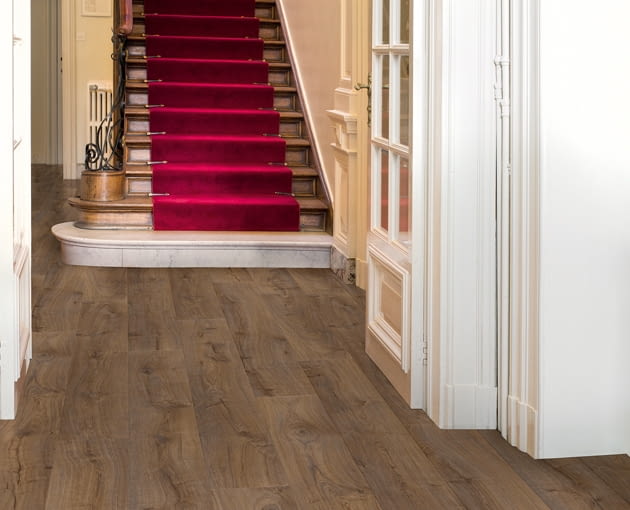 Dąb Cambridge to wzór dębu klasycznego ciepłego, który zwraca uwagę strukturą, refleksami światła i sękami. Dąb Cambridge to wzór dębu klasycznego ciepłego, który zwraca uwagę strukturą, refleksami światła i sękami.