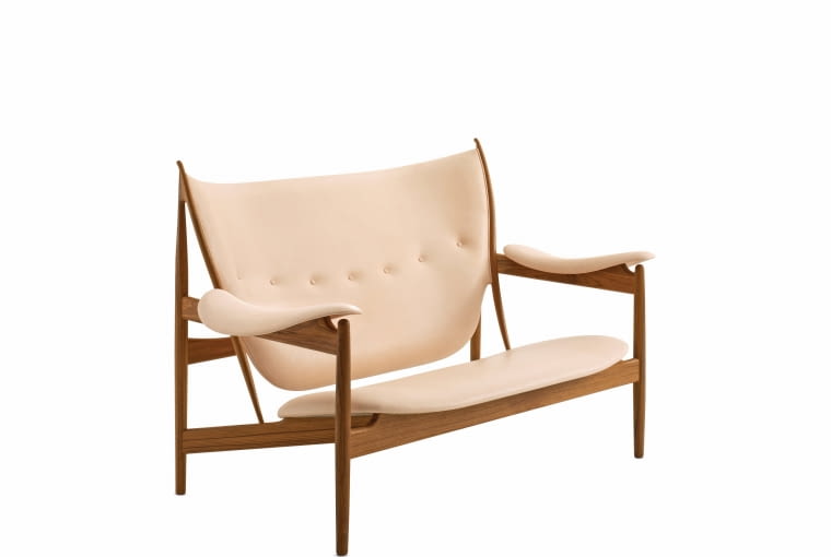 Chieftain Sofa zaprojektowana przez sławę duńskiego designu Finna Juhla. Podręcznikowy przykład połączenia wyszukanej formy z tradycyjną funkcją. Wzór, One Collection Chieftain Sofa zaprojektowana przez sławę duńskiego designu Finna Juhla. Podręcznikowy przykład połączenia wyszukanej formy z tradycyjną funkcją. Wzór, One Collection