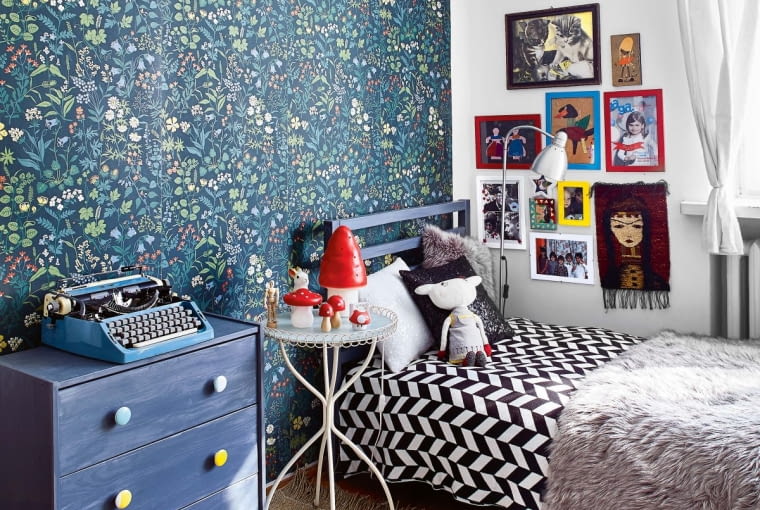 POKÓJ MARIANKI jest inspirowany lasem i błękitem nieba. Tapeta jest z firmy Boras Tapeter, jelonek przyjechał z Berlina. Szafkę z IKEA Maria własnoręcznie przemalowała, a potem przykręciła nowe kolorowe gałki. Maszyna do pisania to pamiątkapo babci. Może dwunastoletnia dziś Marianka zostanie kiedyś pisarką?