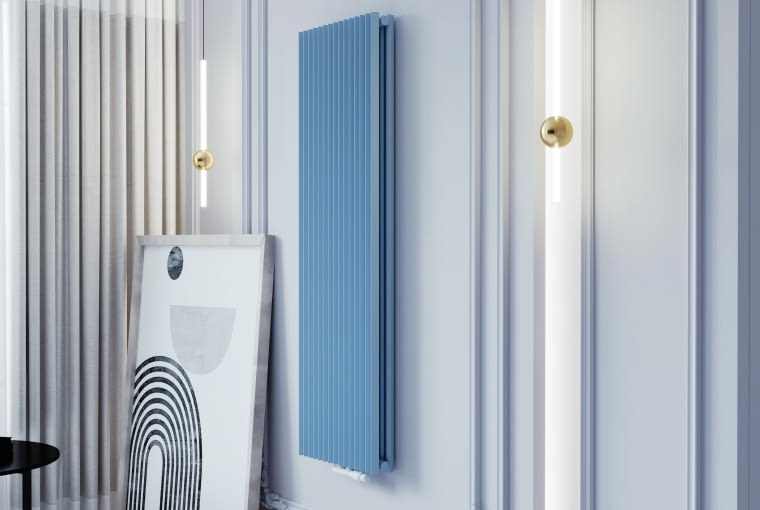 Grzejnik ma wysoką moc dzięki podwójnemu rzędowi paneli grzewczych – są one trójkątne w przekroju. W komplecie jest specjalna podstawka ułatwiająca montaż do ściany o niskiej nośności, np. działowej gipsowo- -kartonowej