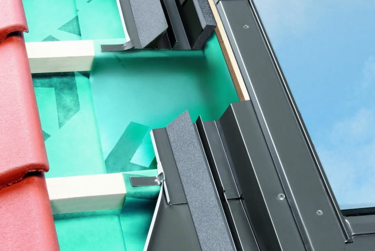 Do szybkiego i szczelnego docieplenia okna połaciowego na całej wysokości ościeżnicy służy specjalny zestaw termoizolacyjny Do szybkiego i szczelnego docieplenia okna połaciowego na całej wysokości ościeżnicy służy specjalny zestaw termoizolacyjny