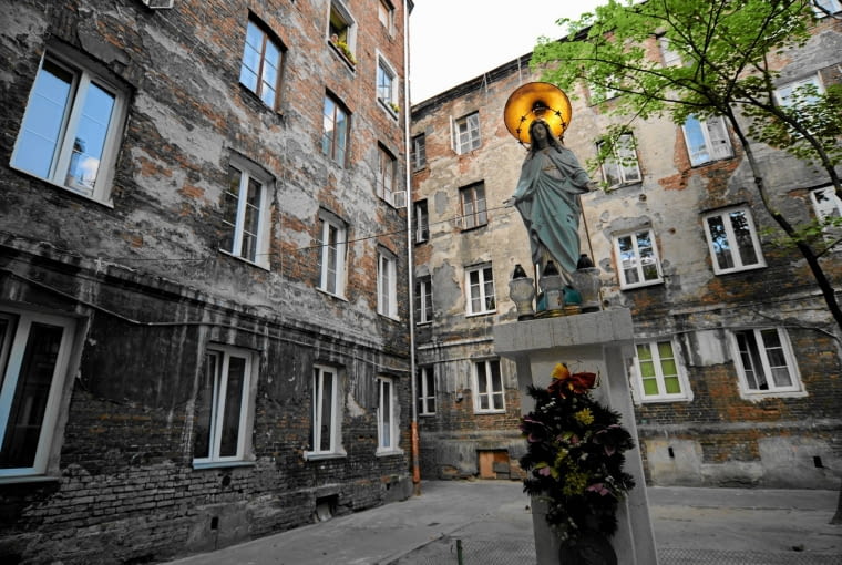 28.05.2012 WARSZAWA , PRAGA . " EURO TOUR RZECZYWISTOSCI " . KOMITET OBRONY LOKATOROW ZAMIERZA W TRAKCIE MISTRZOSTW ZORGANIZOWAC WYCIECZKI PO WARSZAWSKICH SLUMSACH , BY ODWIEDZAJACY MOGLI ZOBACZYC WARSZAWE INNA NIZ W FOLDERZE . FOT. ADAM STEPIEN / AGENCJA GAZETA SLOWA KLUCZOWE: WARSZAWSKA PRAGA SLAMSY KAMIENICE RUDERY RUDERA EURO 2012 /FR/