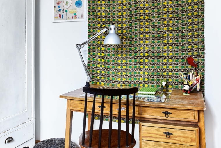 W DUCHU TRADYCJI. Biurko oraz wiszącą na ścianie makatę z 1972 roku Marianka również odziedziczyła po babci. Mama dopasowała do nich lampkę i krzesło.