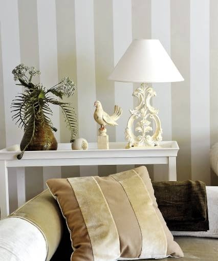 Motyw szerokich pasów pojawił się również na poduszkach ułożonych na leżance.