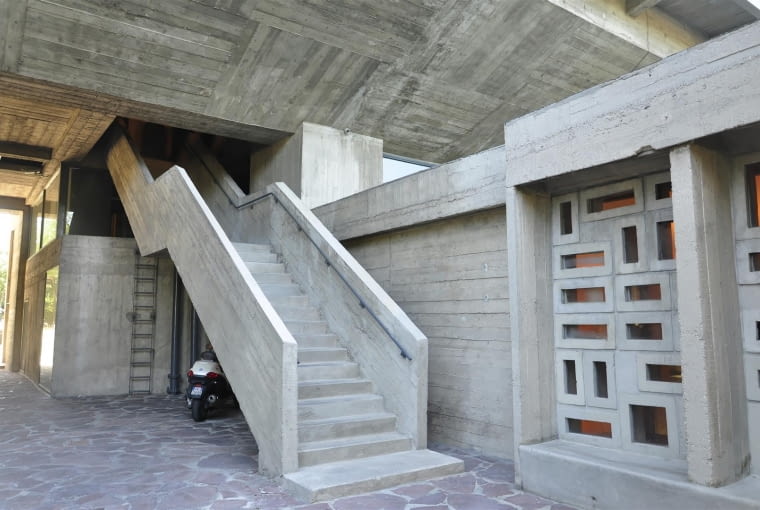 Jednostka Marsylska, proj. Le Corbusier - jedne z trzech schodów pożarowych. W tym miejscu nad foyer znajduje się także pomieszczenie techniczne