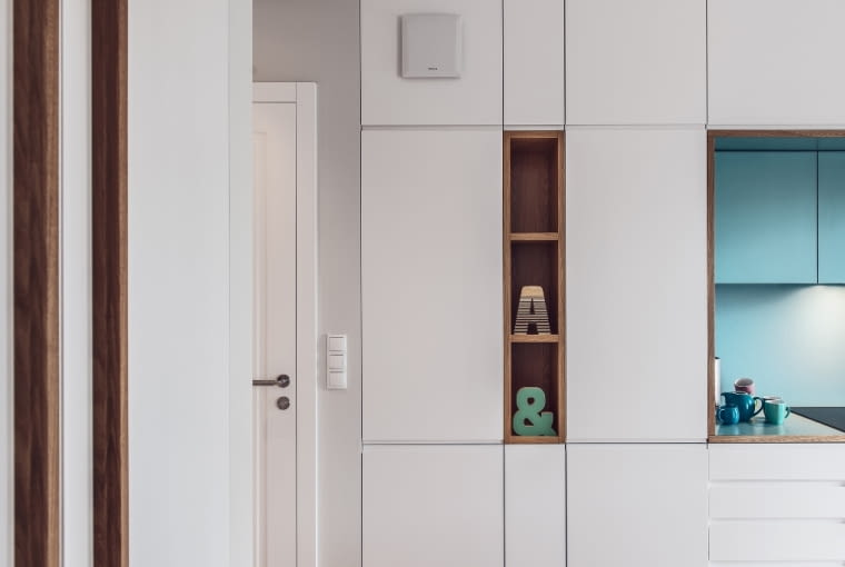 Dzięki wielu schowkom i wbudowanym szafom jest tu sporo miejsca do przechowywania. W ten sposób ukryto m.in. lodówkę. Wrażenie: schludnie, swobodnie i nowocześnie.