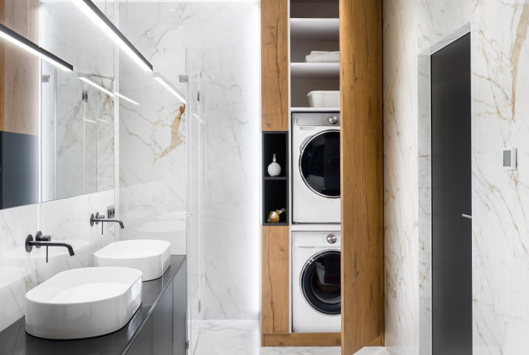 Biel, drewno i marmur - elegancki apartament