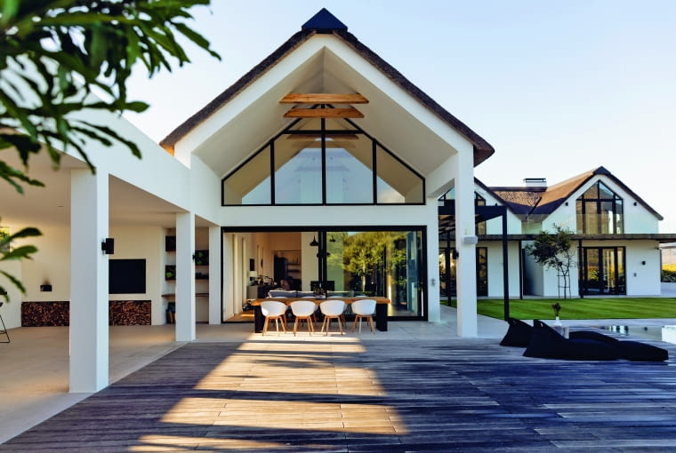 Współczesne technologie umożliwiają produkcję dużych szyb o wysokich parametrach izolacyjnych, zapewniając komfort cieplny nawet w chłodnym klimacie Współczesne technologie umożliwiają produkcję dużych szyb o wysokich parametrach izolacyjnych, zapewniając komfort cieplny nawet w chłodnym klimacie