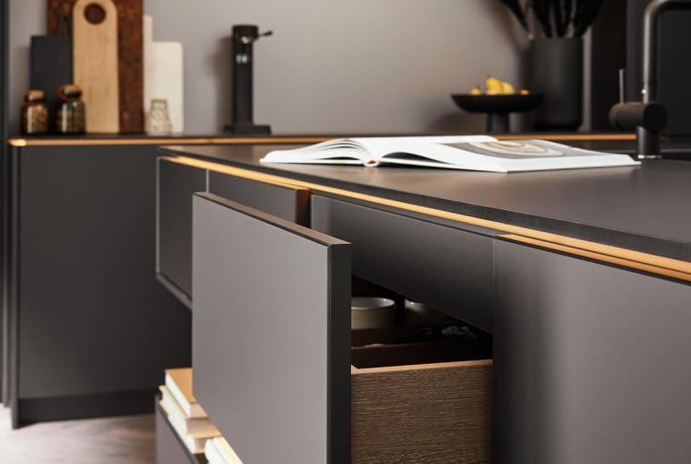 Trendy w aranżacji kuchni: szkło polimerowe Trendy w aranżacji kuchni: szkło polimerowe