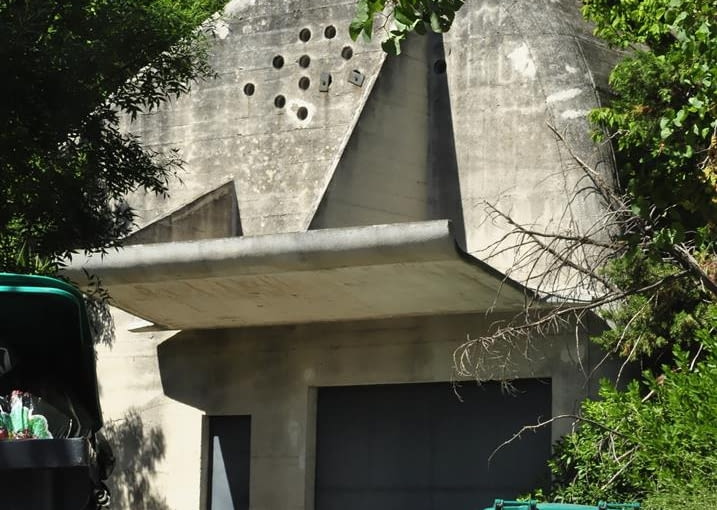 Jednostka Marsylska, proj. le Corbusier - punkt zbiórki odpadów (czyli po prostu śmietnik) zlokalizowany nieopodal jednostki