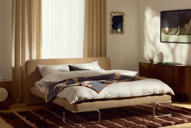 W sypialni w stylu modern vintage warto wybrać jeden mocny akcent z przeszłości – komodę lub fotel z targu staroci albo współczesne łóżko inspirowane minionymi dekadami, takie jak model Olina z WESTWING.