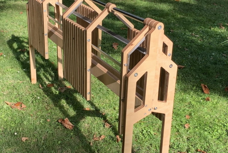 Stół RodTab do przyrządzania i celebrowania posiłków na działce. Stół RodTab do przyrządzania i celebrowania posiłków na działce.