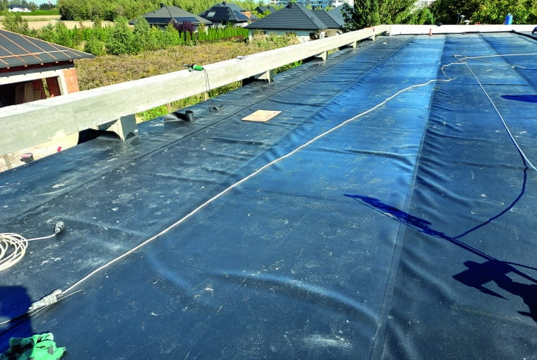 Do uszczelnienia dachu płaskiego warto wykorzystać membranę EPDM ułożoną jako jednowarstwowa izolacja przeciwwodna Do uszczelnienia dachu płaskiego warto wykorzystać membranę EPDM ułożoną jako jednowarstwowa izolacja przeciwwodna