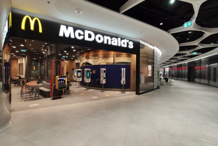 Pasaż handlowo-usługowy w kompleksie The Warsaw HUB Pasaż handlowo-usługowy w kompleksie The Warsaw HUB