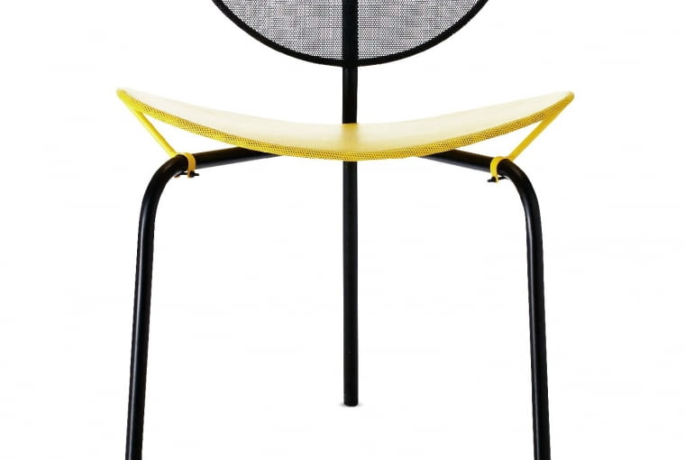 Nagasaki. Słynne krzesło na trzech nogach z oparciem z perforowanej stali. Siedziska w różnych kolorach. 1760 zł, gubi.dk/anotherdesign.pl