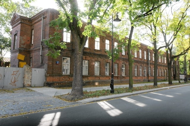 Pozbawiony już dachu budynek koszar przy ul. 29 listopada. Zabytkowy obiekt usytuowany przy Łazienkach Królewskich od lat popadał w ruinę 23.09.2009 WARSZAWA , DAWNY BUDYNEK KOSZAROW CARSKICH PRZY UL. 29 LISTOPADA 5 . BUDYNEK POPADA OD KILKU LAT W RUINE .