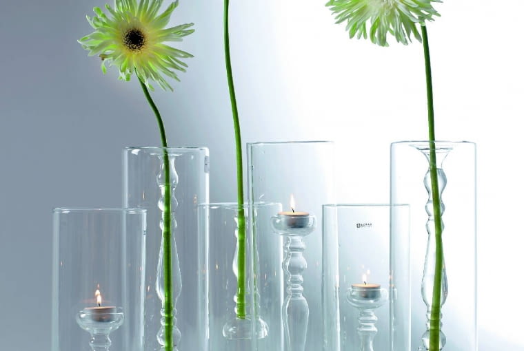 Szklany wazon o niecodziennej formie, śr. 8 cm, wys. 40 cm, ok. 155 zł, czerwona maszyna.pl.