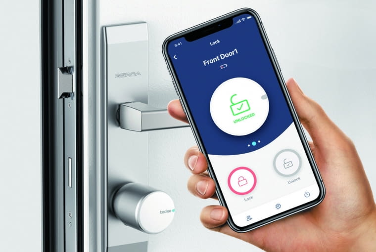 Jeśli szukamy inteligentnego i niezależnego rozwiązania do drzwi wejściowych, warto postawić na zdalne otwieranie z poziomu smartfona Jeśli szukamy inteligentnego i niezależnego rozwiązania do drzwi wejściowych, warto postawić na zdalne otwieranie z poziomu smartfona