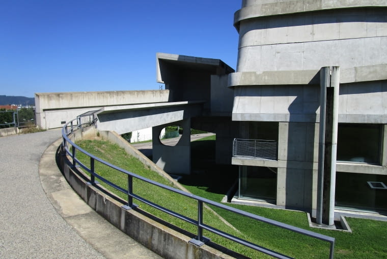 Firminy - Wejście do Eglise Sainte Pierre Firminy - Wejście do Eglise Sainte Pierre