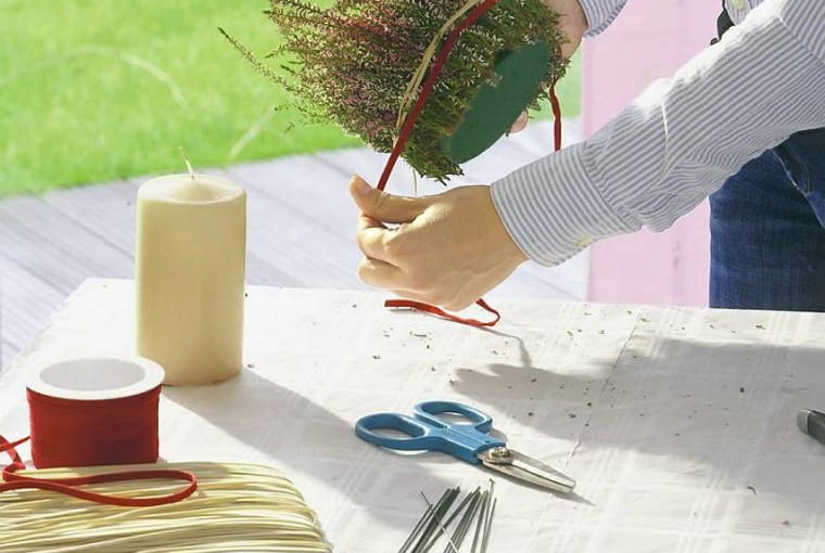 Lampion z wrzosów - krok 3. Przymocowaną matę obwiązujemy wstążką lub wstążkami