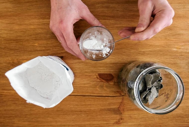 <B>Krok 2.</B> Mąkę ziemniaczaną mieszamy z wodą i gotujemy jak kisiel.