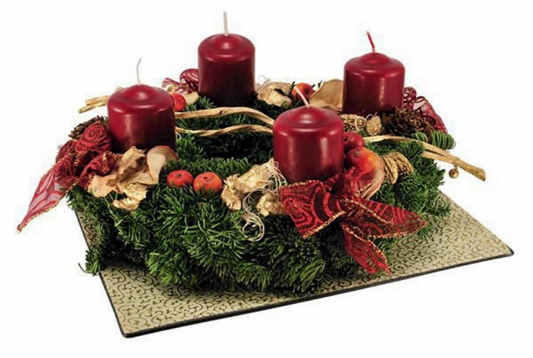 Ozdoby adwentowe. Wieniec z szyfonowymi kokardami i suszonymi kawałkami owoców oraz patykami