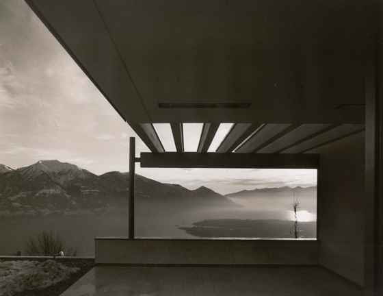 Bucerius House, 1966 Wysoko położona w Alpach willa w Brione znajduje się powyżej jeziora Maggiore, dostarcza zapierających dech w piersiach widoków, które Neutra wykorzystał do maksimum. Rozległy Bucerius House kosztował fortunę, stanowi jeden z najlepszych europejskich projektów architekta. Najbardziej dopracowany, wyszukany i elegancki, stanowiący kamień milowy w jego późnej twórczości. Dom powstał dla wydawcy dziennika 'Der Zeit' - Gerda Buceriusa. Szczęśliwie obecny właściciel willi poddaje budynek kompleksowej renowacji. richard neutra, niemcy, modernizm, szwajcaria, wystawa, dom jednorodzinny