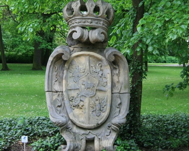 Kamienny kartusz z herbem króla na tle herbu Rzeczpospolitej