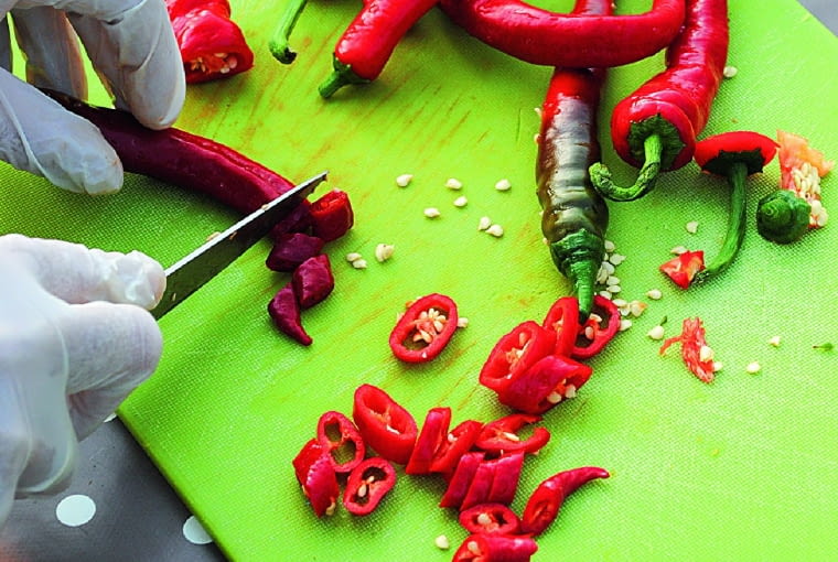Sporo papryczek chili przeznaczam na przetwory. Ponieważ niektóre z nich są bardzo ostre, staranie osłaniam skórę, by nie miała z nimi kontaktu. Gdy mam dużo krojenia, zawsze wkładam rękawiczki lateksowe (a czasem nawet maseczkę na twarz). To mnie chroni np. przed przypadkowym zatarciem oka palcem, na którym pozostało nieco piekącego soku - jednorazowe dokładne umycie rąk go nie usuwa.