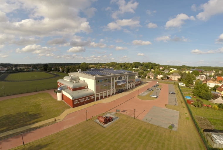 Instalacja fotowoltaiczna na dachu hali widowiskowo-sportowej w Karlinie