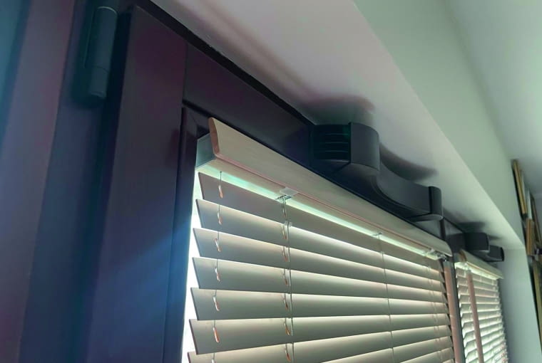 W wentylacji grawitacyjnej nawiew powietrza do pomieszczeń zapewniają np. montowane w oknach nawiewniki W wentylacji grawitacyjnej nawiew powietrza do pomieszczeń zapewniają np. montowane w oknach nawiewniki