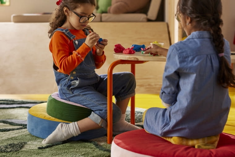 Kolorowe poduszki na podłogę GREJSIMOJS to miękkie miejsce do siedzenia dla każdego z domowników.