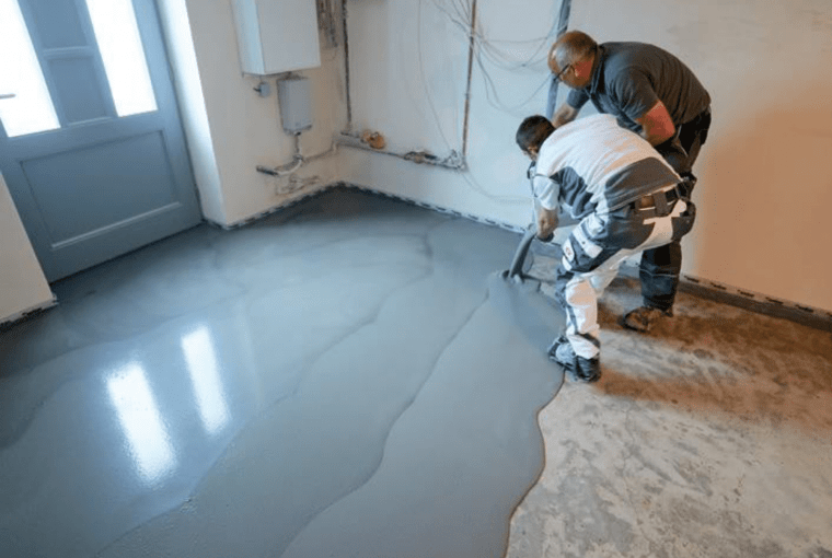 Wykończenie podłogi przy pomocy wodoszczelnej masy samopoziomującej weber.tec 932