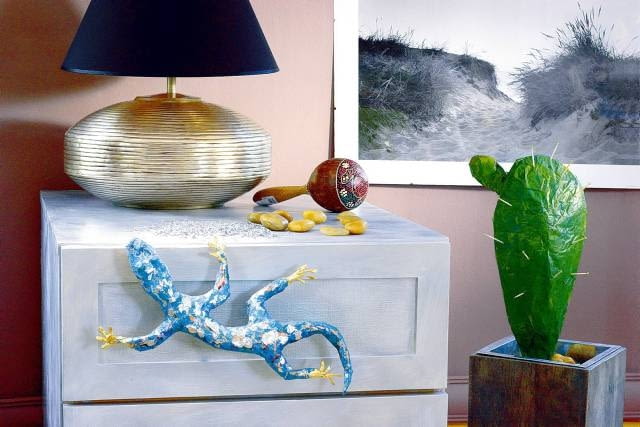 Pamiętacie szkolne dzieła wykonane z papier mâché? Teraz ta zapomniana technika przyda się do tworzenia zabawnych dekoracji. Jaszczurka. Z namoczonego w kleju papieru formujemy tułów z głową i ogonem. Oklejamy go kilkoma warstwami pasków papieru, modelując sylwetkę. W taki sam sposób lepimy łapki i doklejamy je do tułowia. Pazurki (po cztery na łapkę) docinamy z drutu i oklejamy papierem. Gdy wyschną, wbijamy je w łapki i maskujemy łączenia paskami papieru. Całość malujemy na dowolne kolory. Zwierzątko można zamocować np. na uchwycie szuflady. WNETRZA DEKORACJE JASZCZURKA Z PAPIER MACHE