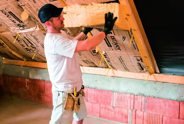 Zarówno wełna szklana, jak i skalna są w stanie skutecznie pochłaniać fale dźwiękowe. Ta skuteczność zależy jednak od rodzaju i gęstości izolatora Zarówno wełna szklana, jak i skalna są w stanie skutecznie pochłaniać fale dźwiękowe. Ta skuteczność zależy jednak od rodzaju i gęstości izolatora