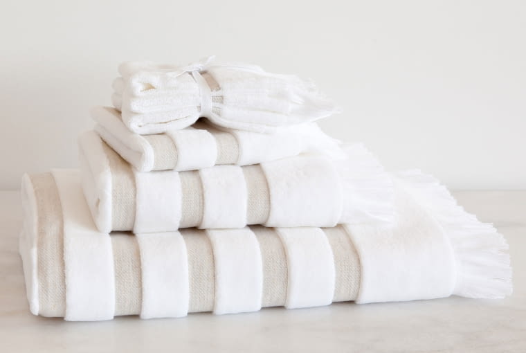 Zara Home - Milano Collection: bawełniany ręcznik z lnianą bordiurą. Cena: 19,90 (30 x 50 cm); 39,90 (50 x 90 cm) i 119 zł (90 x 150 cm). Zara Home, len, pościel z lnu, lniana pościel, lniany obrus, nowości