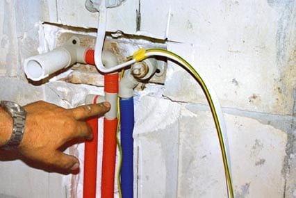 INSTALACJA CIEPLEJ WODY - POLACZENIE RURY CYRKULACYJNEJ I RURY DO CIEPLEJ WODY