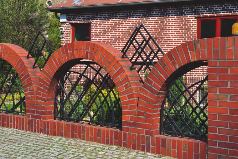 Granice posesji mogą wytyczać ceglane przęsła. Granice posesji mogą wytyczać ceglane przęsła.