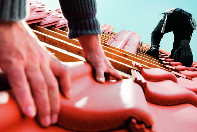 Profesjonalni dekarze zwykle są ubezpieczeni od wypadków budowlanych i błędów wynikających z tytułu wykonywanego zawodu, co gwarantuje uzyskanie odszkodowania w przypadku uszkodzenia pokrycia w czasie budowy