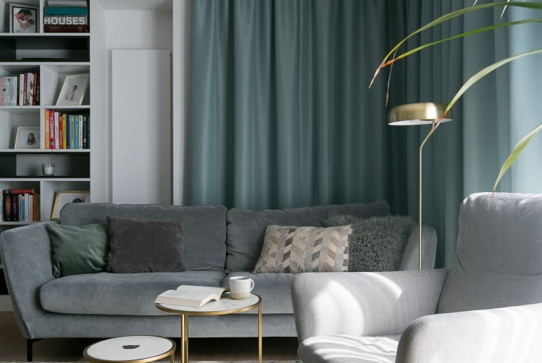 Aranżacja nowoczesnego salonu w szarościach i błękitach