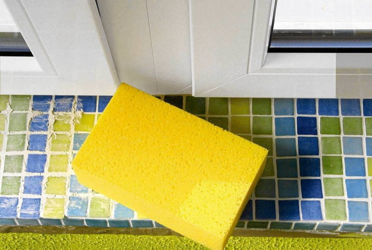 KROK 7. Po wyschnięciu fugi (czyli mniej więcej po 24 godzinach) jej nadmiar usuwamy z parapetu gąbką zwilżoną wodą. 17.11.2006 WARSZAWA SESJA PARAPET WNETRZA OKNO PARAPET ; SPOSOB NA ODNOWIENIE STAREGO PARAPETU - WYKONANIE PARAPETU Z MOZAIKI STYLIZACJA MARIANNA BAUMAN DLA CZASOPISMA CZTERY KATY FOT. ARKADIUSZ SCICHOCKI / AGENCJA GAZETA PUBLIKACJA CZTERY KATY NR 1 (183) - 1.2007 SLOWA KLUCZOWE: MAJSTERKOWANIE - MODELARSTWO REMONTY ZDJĘCIE DO WKŁADKI: PUBLIKACJA CZTERY KATY NR 1 (183) - CZASOPISMA