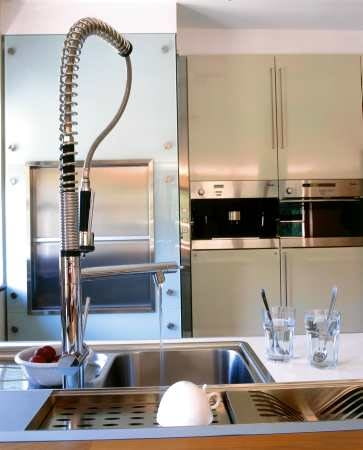 Bateria z wyciąganą wlewką to duże ułatwienie np. podczas mycia naczyń - praca idzie szybciej, a woda nie pryska na blat. Forma baterii doskonale pasuje do industrialnego charakteru wnętrza.