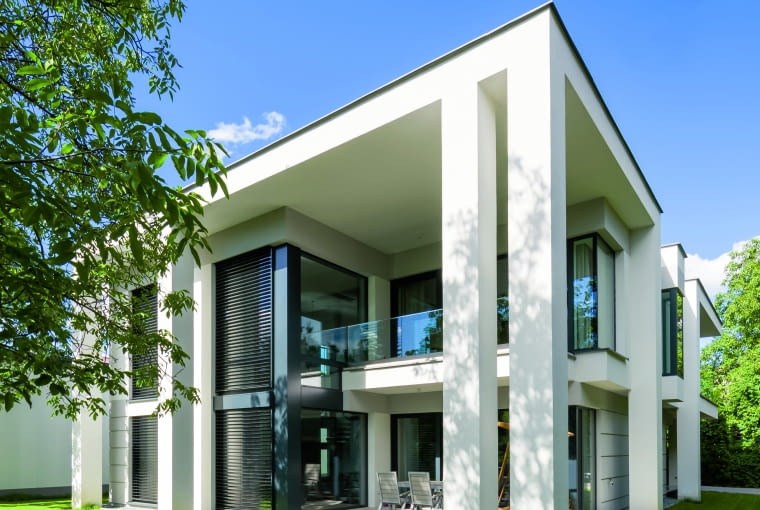 Domy z płaskim dachem bazują na prostej, wpisanej   w prostokąt lub kwadrat bryle. To właśnie dzięki niej  obiekty mają niepowtarzalny rys, nowoczesną kompozycję,  wpisując się tym samym w bardzo elegancki, współczesny  modernizm