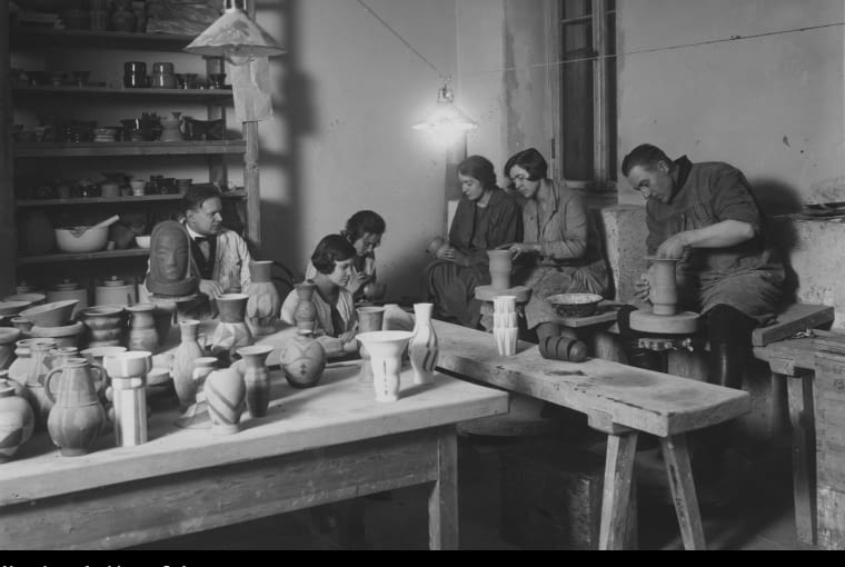 Studenci podczas zajęć w pracowni ceramiki w Szkole Sztuk Pięknych w Warszawie ;1925-30