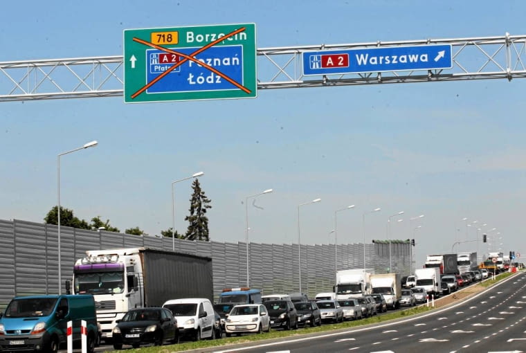 Na świeżo otwartym odcinku autostrady A2 od razu stanął korek 23.05.2012 WARSZAWA , KOREK NA WIADUKCIE POD PRUSZKOWEM I NOWOOTWARTY ODCINEK AUTOSTRADY A2 POMIEDZY PRUSZKOWEM I KONOTOPA . FOT. KUBA ATYS / AGENCJA GAZETA SLOWA KLUCZOWE: KOMUNIKACJA AUTOSTRADA ZDJĘCIE DO WKŁADKI: DLOWA strony lokalne GW - WarszawaGazeta_Stoleczna