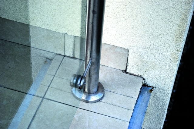 Obróbka zamontowana na krawędzi płyty pozwala odprowadzić wodę poza nią Obróbka zamontowana na krawędzi płyty pozwala odprowadzić wodę poza nią